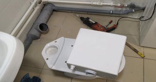 Установка напольного унитаза в Сальске: монтаж под ключ от СантехДомСлс от 5110 рублей.